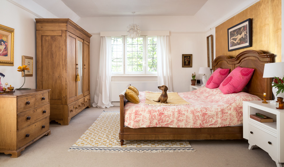 Immagine di una camera da letto tradizionale con pareti bianche, moquette e pavimento beige