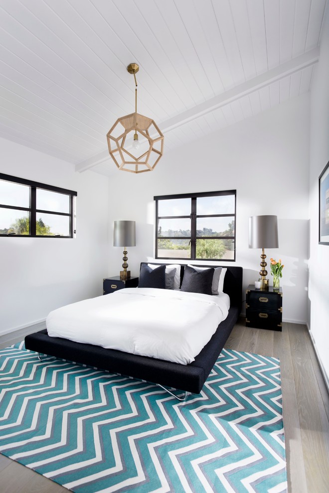 Idee per una camera da letto minimalista con pareti bianche e pavimento in legno massello medio