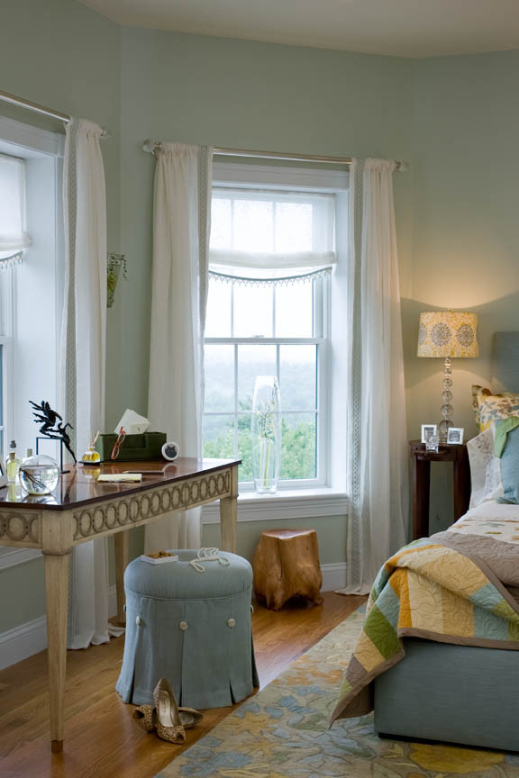 Imagen de dormitorio principal bohemio grande con suelo de madera en tonos medios, suelo marrón y paredes azules