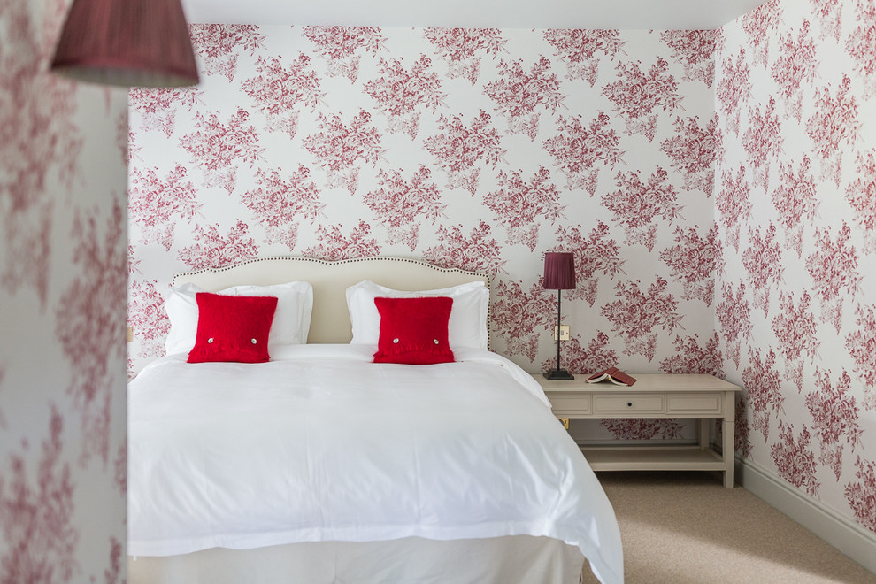 Foto di una camera degli ospiti chic con pareti rosa e moquette