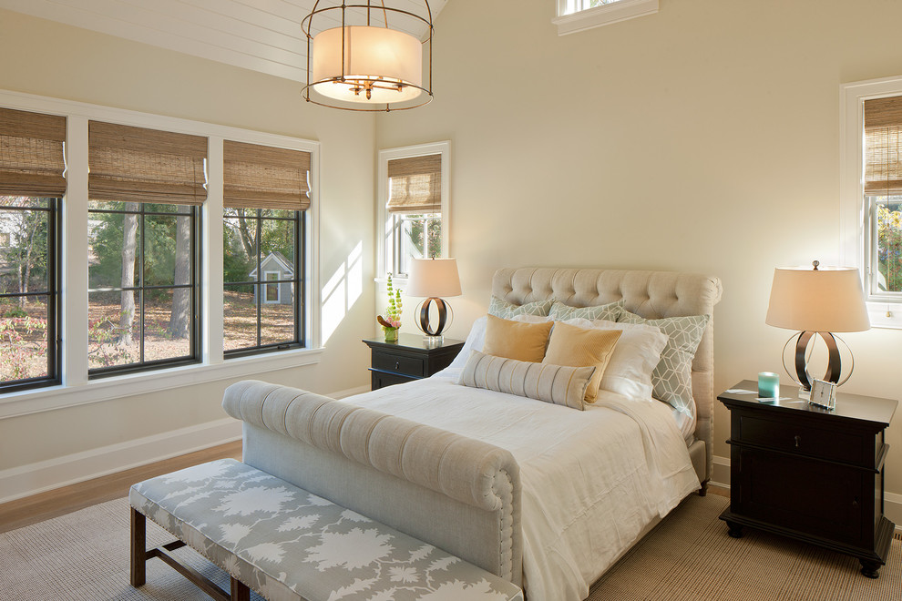 Идея дизайна: хозяйская спальня среднего размера в стиле неоклассика (современная классика) с бежевыми стенами, паркетным полом среднего тона и коричневым полом без камина