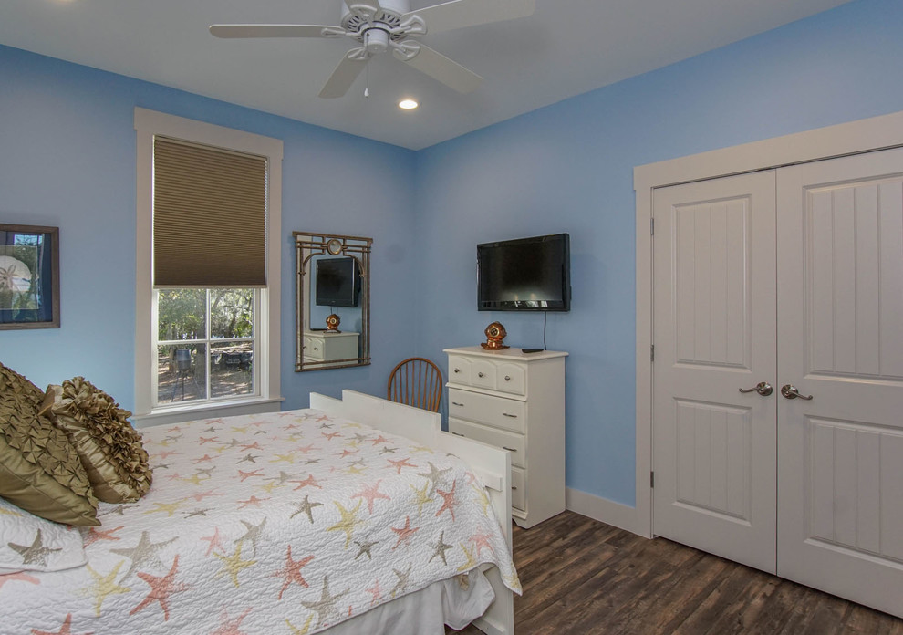 Diseño de habitación de invitados marinera de tamaño medio sin chimenea con paredes azules y suelo de madera oscura