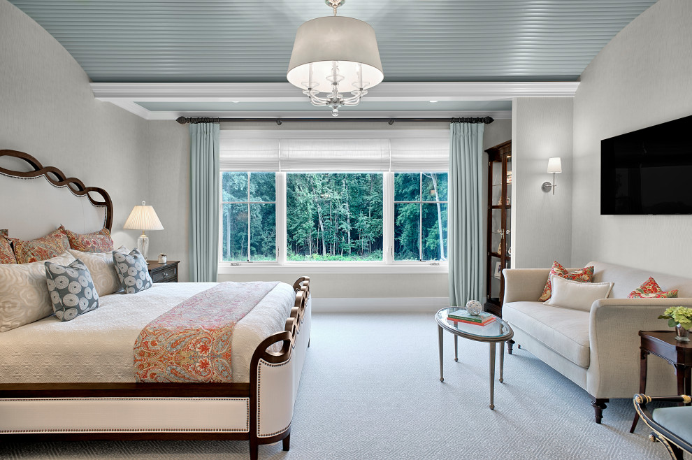 Стильный дизайн: большая хозяйская спальня в классическом стиле с разноцветными стенами, ковровым покрытием, разноцветным полом, деревянным потолком и обоями на стенах без камина - последний тренд