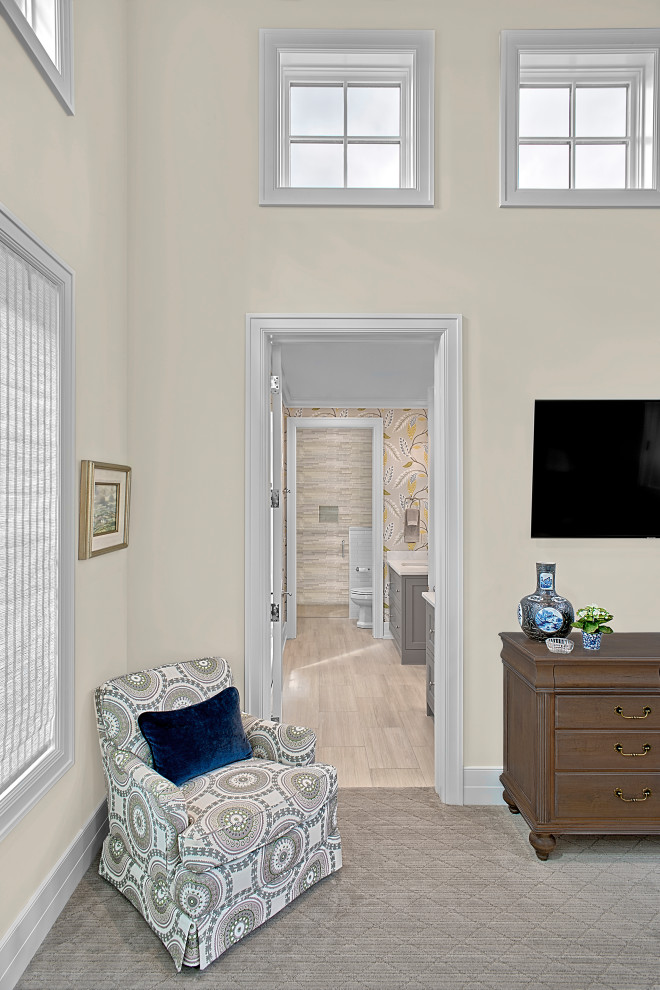 Aménagement d'une grande chambre classique avec un mur beige, un sol beige et un plafond en bois.