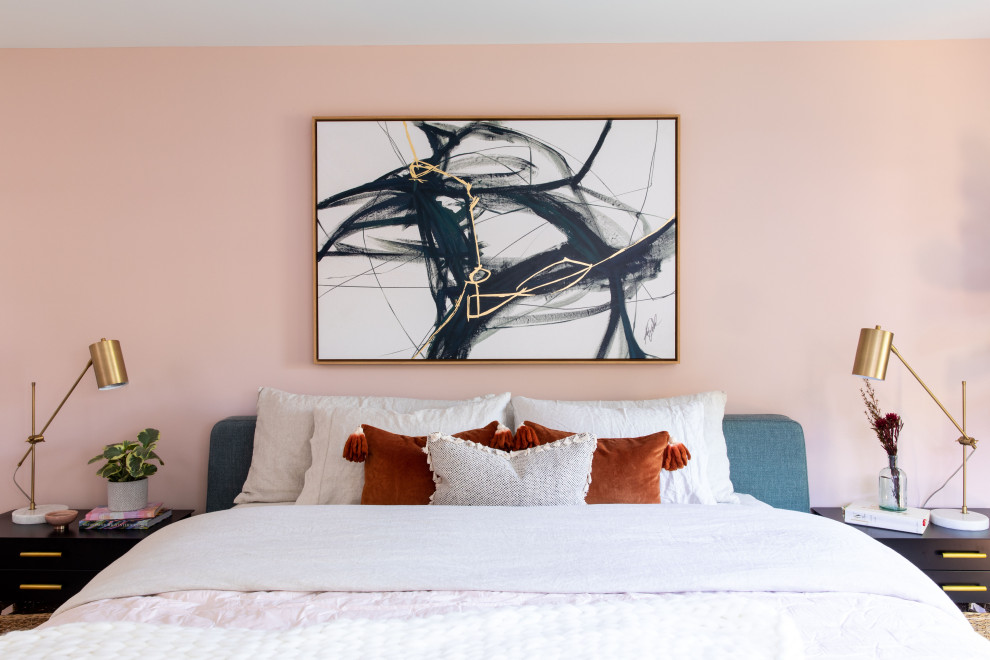 Mittelgroßes Retro Hauptschlafzimmer mit rosa Wandfarbe und hellem Holzboden in San Francisco