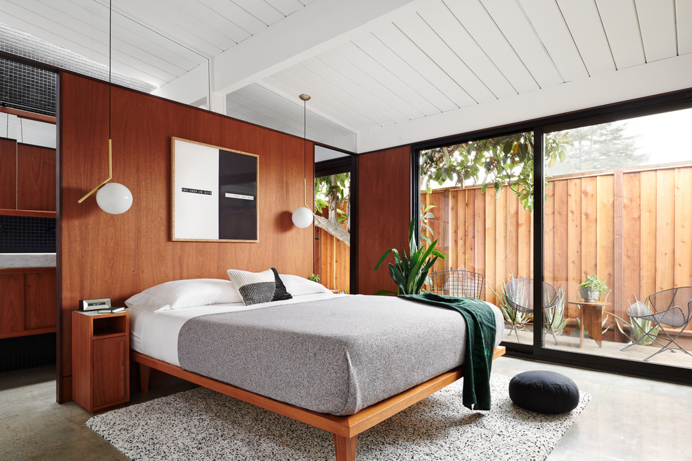 Идея дизайна: спальня в скандинавском стиле с серыми стенами и коричневым полом