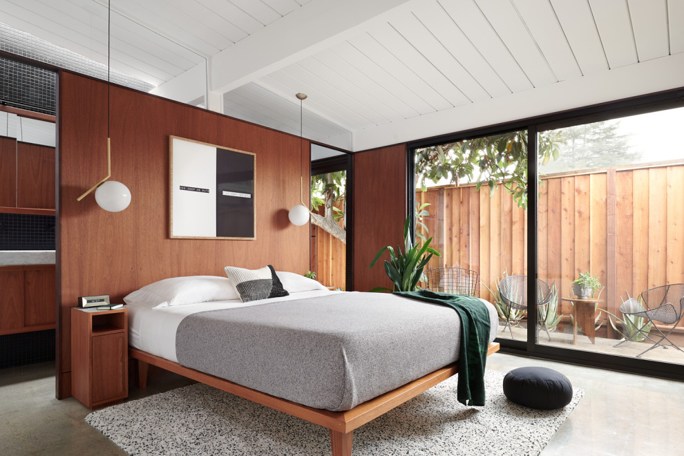 Mid-Century Schlafzimmer mit brauner Wandfarbe, Betonboden, grauem Boden, Holzdielendecke, gewölbter Decke und Holzwänden in San Francisco