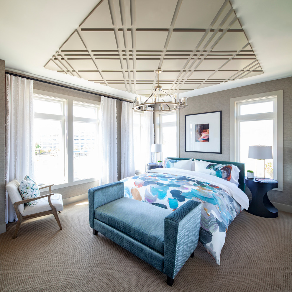 На фото: спальня в современном стиле с серыми стенами, ковровым покрытием и коричневым полом с