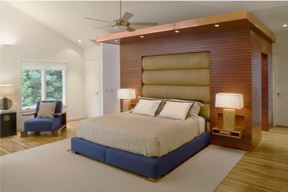 На фото: спальня в современном стиле с белыми стенами и паркетным полом среднего тона без камина