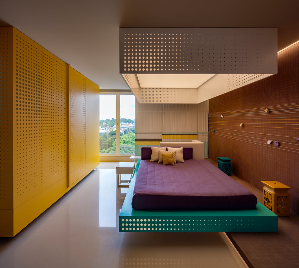 Réalisation d'une grande chambre design avec un mur multicolore et un sol beige.