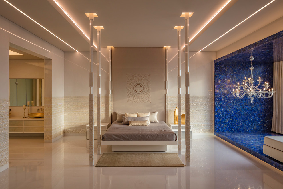 Свежая идея для дизайна: большая спальня в современном стиле с бежевыми стенами, бежевым полом и акцентной стеной - отличное фото интерьера