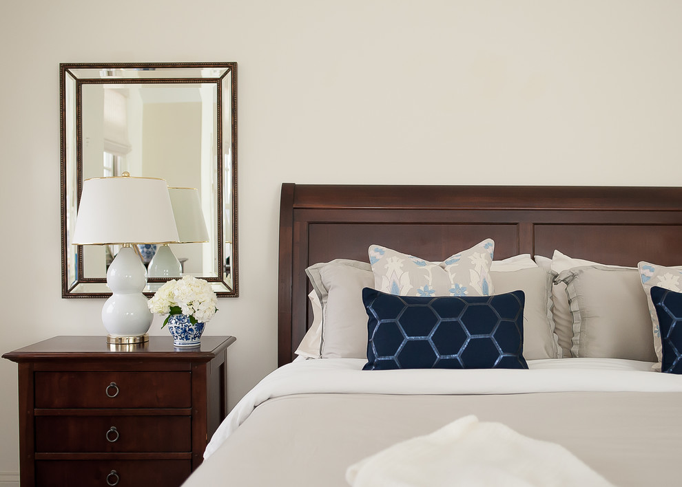 Imagen de dormitorio principal clásico con paredes beige