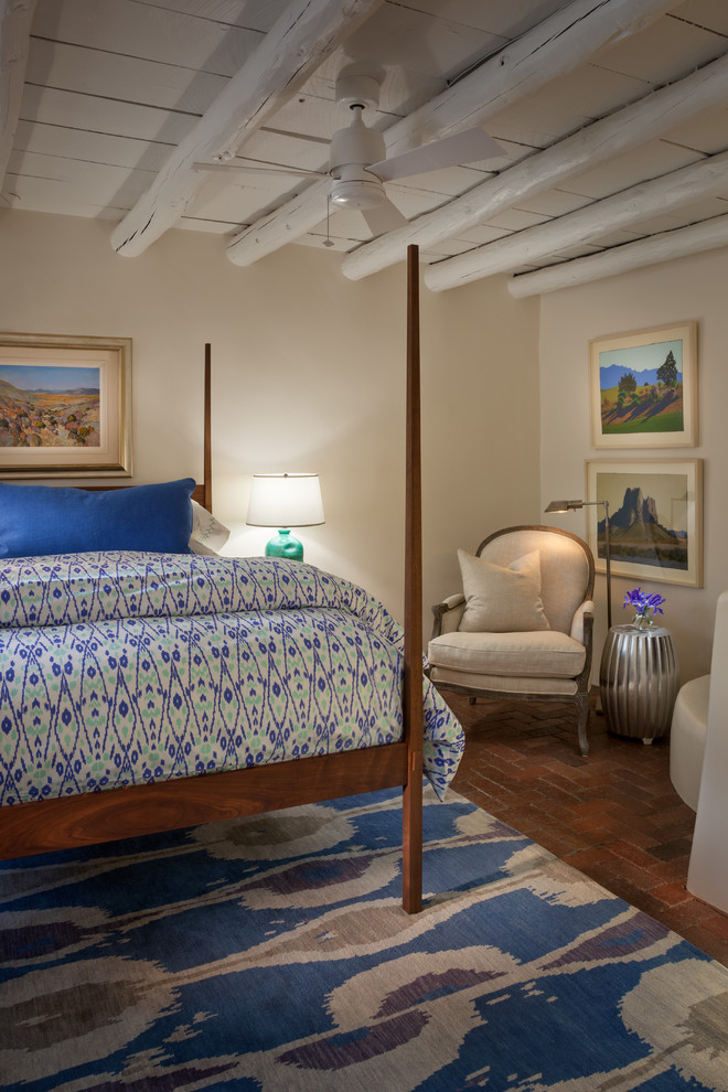 Ejemplo de habitación de invitados de estilo americano de tamaño medio sin chimenea con paredes beige y suelo de madera clara