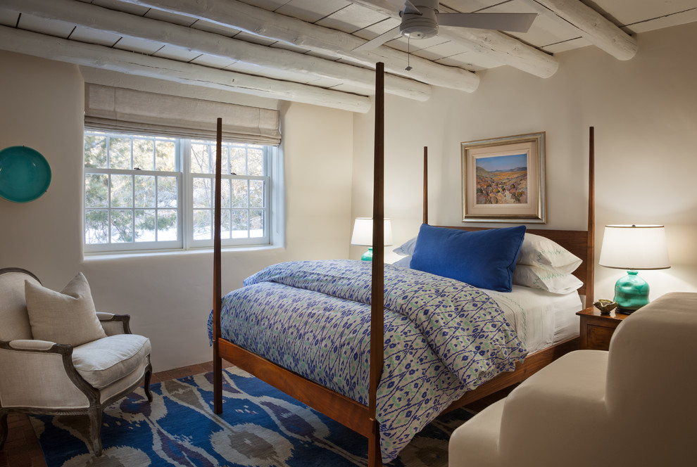 Ejemplo de habitación de invitados de estilo americano de tamaño medio sin chimenea con paredes beige y suelo de madera clara