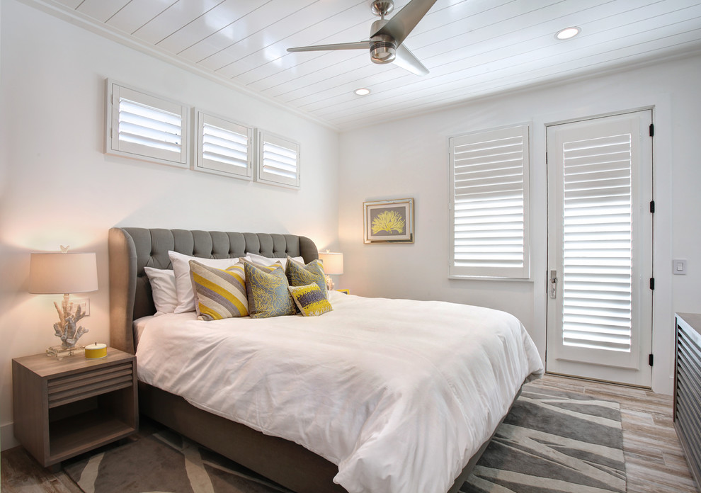 Свежая идея для дизайна: спальня в морском стиле с белыми стенами и паркетным полом среднего тона - отличное фото интерьера