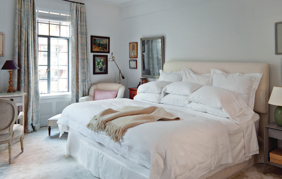 ニューヨークにあるトラディショナルスタイルのおしゃれな寝室 (カーペット敷き)