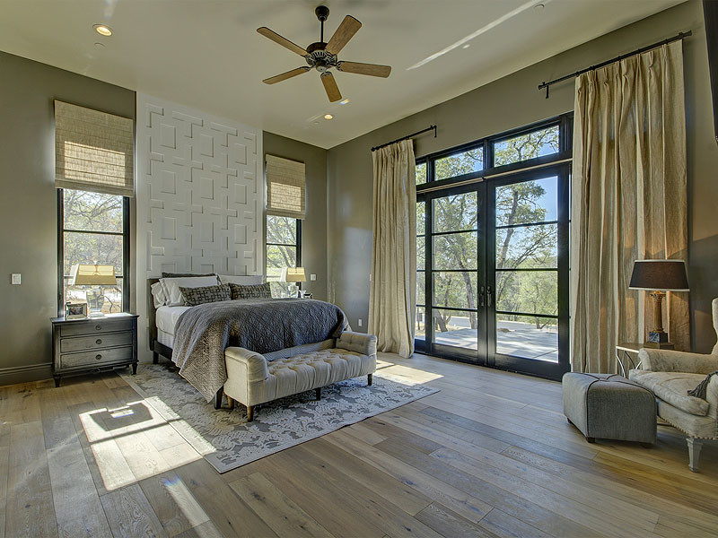 Foto de dormitorio principal contemporáneo grande sin chimenea con suelo de madera clara, paredes grises y suelo beige