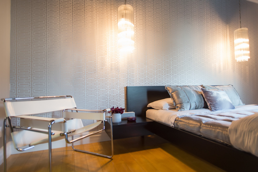 Diseño de dormitorio principal minimalista con paredes grises