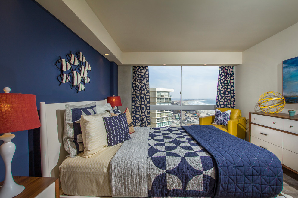 サンディエゴにあるビーチスタイルのおしゃれな寝室 (青い壁) のインテリア