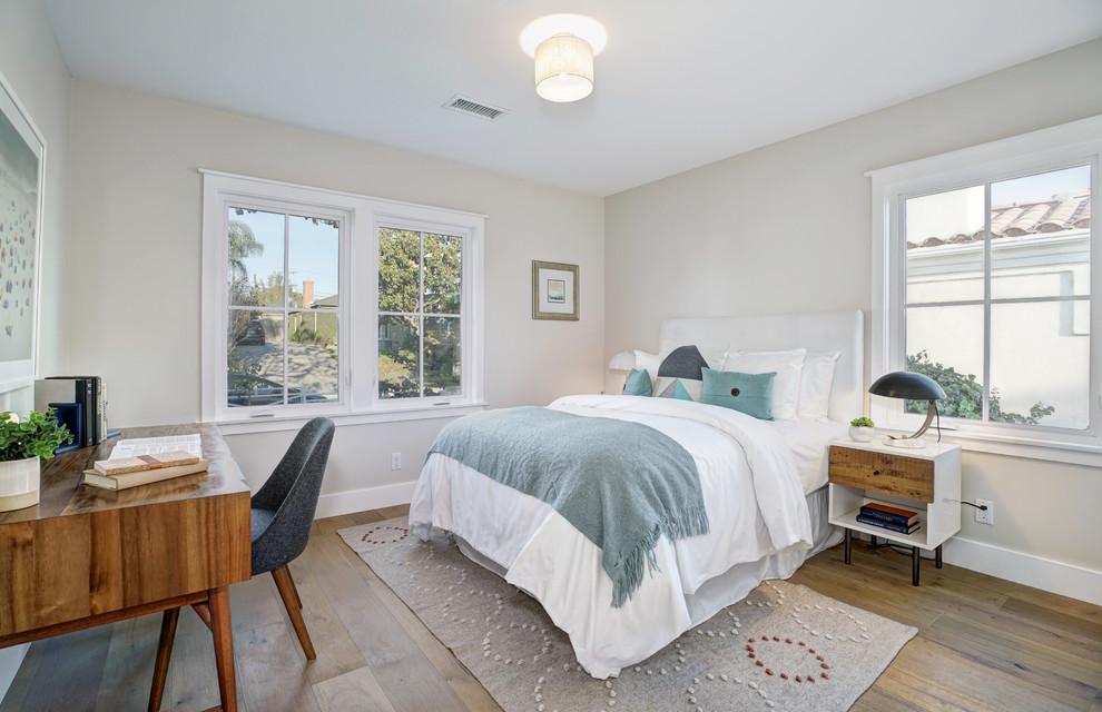 ロサンゼルスにあるカントリー風のおしゃれな客用寝室 (竹フローリング、茶色い床) のレイアウト