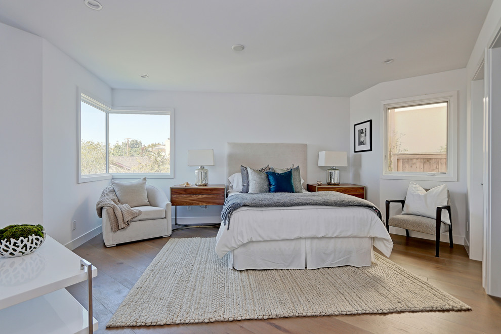 На фото: гостевая спальня среднего размера, (комната для гостей) в современном стиле с белыми стенами и светлым паркетным полом с