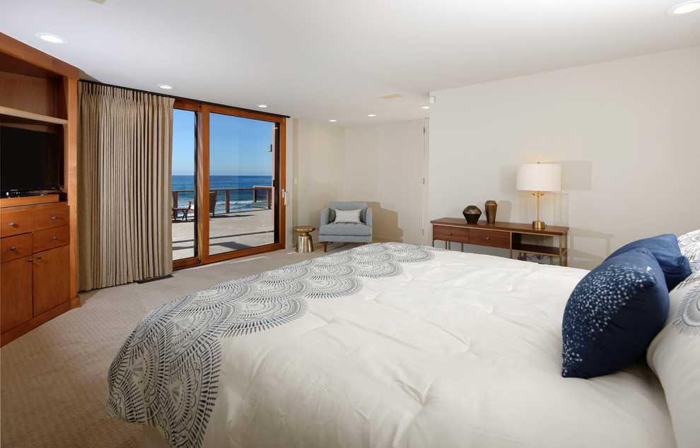 サンディエゴにある広いコンテンポラリースタイルのおしゃれな主寝室 (ベージュの壁、カーペット敷き)