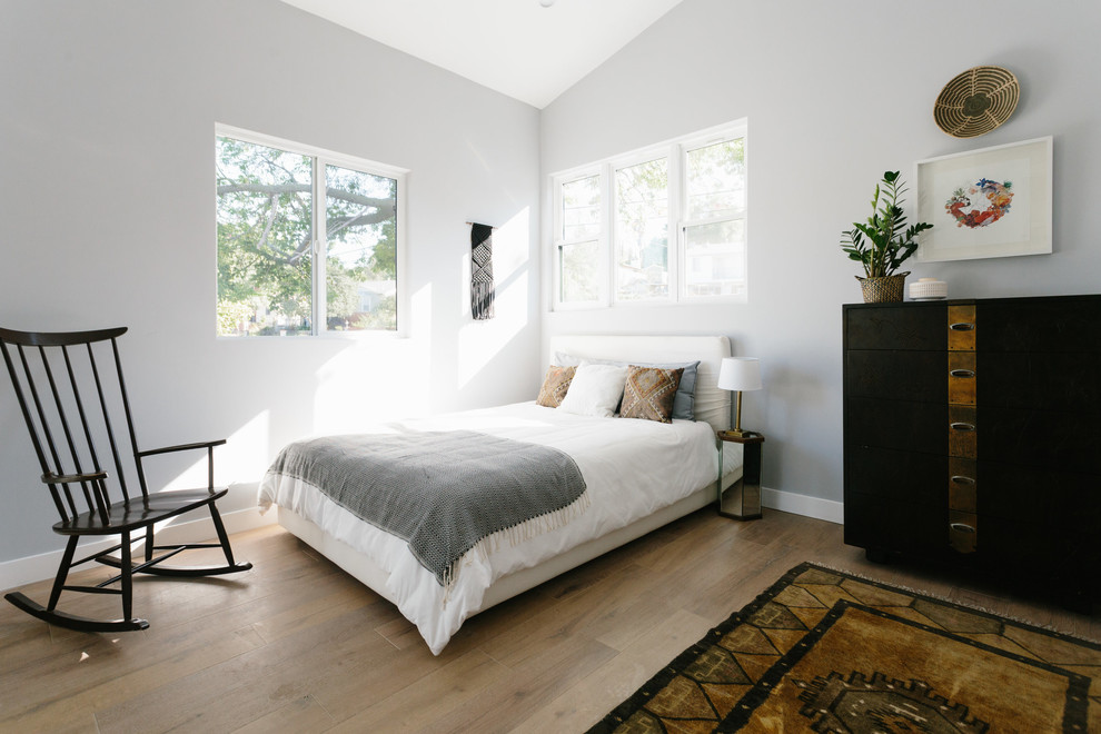 Idéer för funkis sovrum, med grå väggar och ljust trägolv