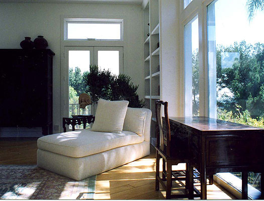 Ejemplo de dormitorio principal tradicional grande sin chimenea con suelo de madera en tonos medios, paredes blancas y suelo blanco