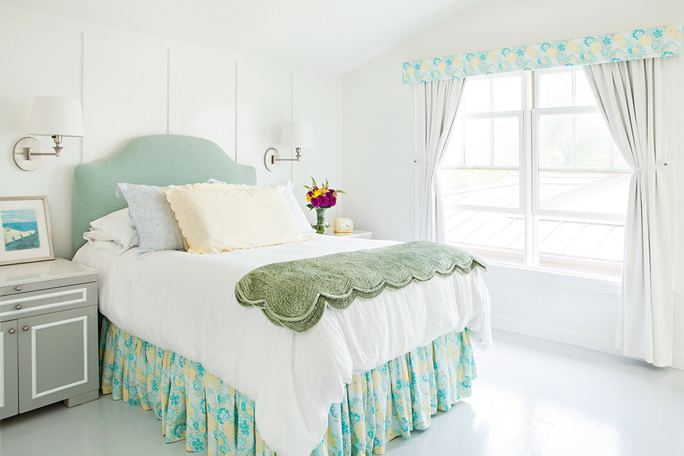 Esempio di una camera da letto stile marino con pareti bianche