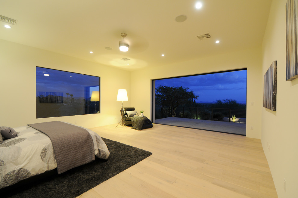 Imagen de dormitorio principal clásico renovado con suelo de madera clara