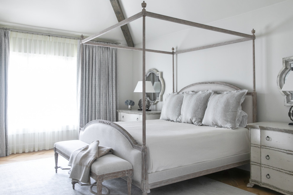 Ispirazione per una camera da letto classica con pareti bianche, parquet scuro, pavimento marrone e soffitto a volta