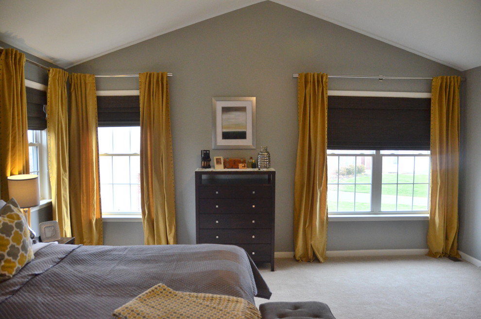 Источник вдохновения для домашнего уюта: хозяйская спальня среднего размера в современном стиле с серыми стенами и ковровым покрытием без камина