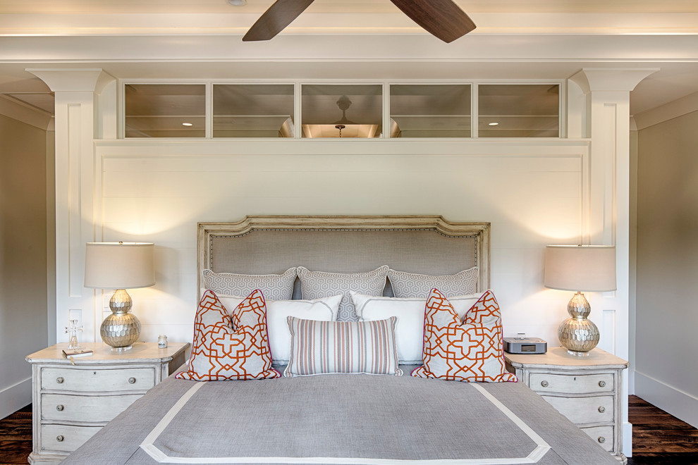 Immagine di una camera degli ospiti country di medie dimensioni con pareti beige e parquet scuro