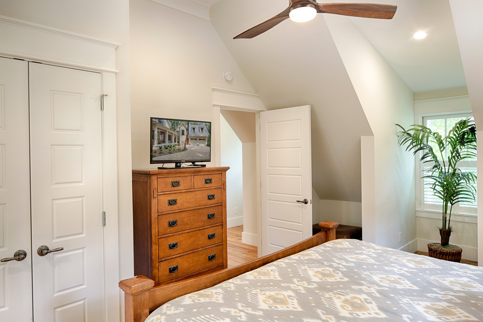 Mittelgroßes Country Gästezimmer mit weißer Wandfarbe und braunem Holzboden in Grand Rapids