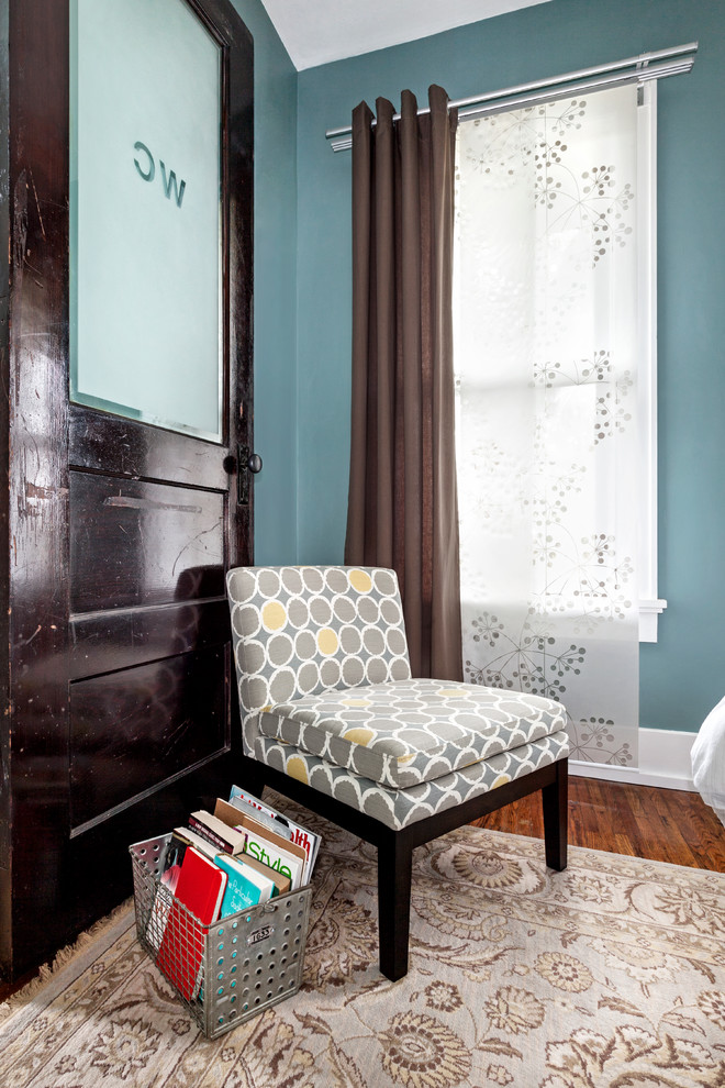 Kleines Klassisches Hauptschlafzimmer mit blauer Wandfarbe und braunem Holzboden in Sonstige