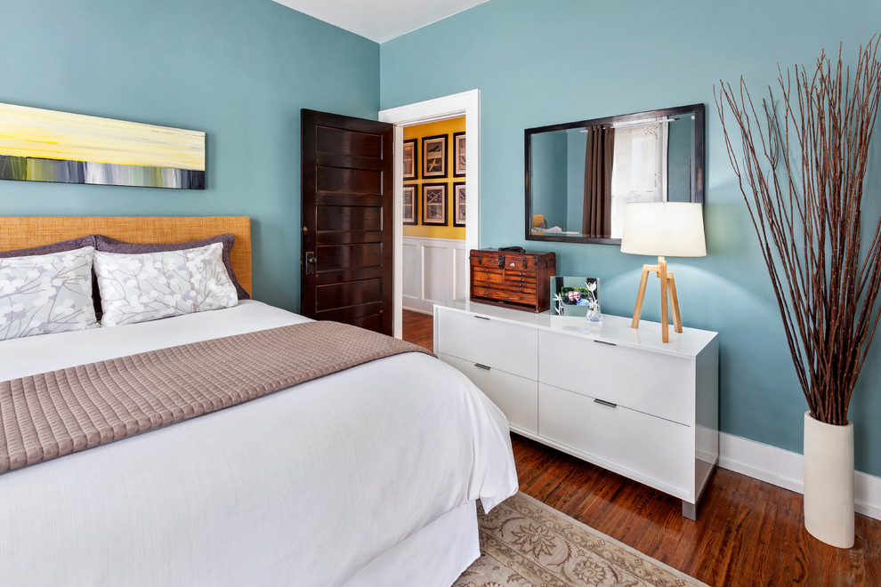 Идея дизайна: спальня в стиле неоклассика (современная классика) с синими стенами и паркетным полом среднего тона без камина