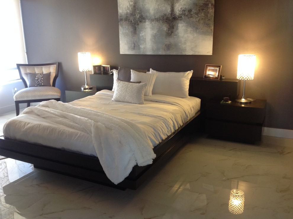 Modernes Hauptschlafzimmer ohne Kamin mit grauer Wandfarbe und Marmorboden in San Diego