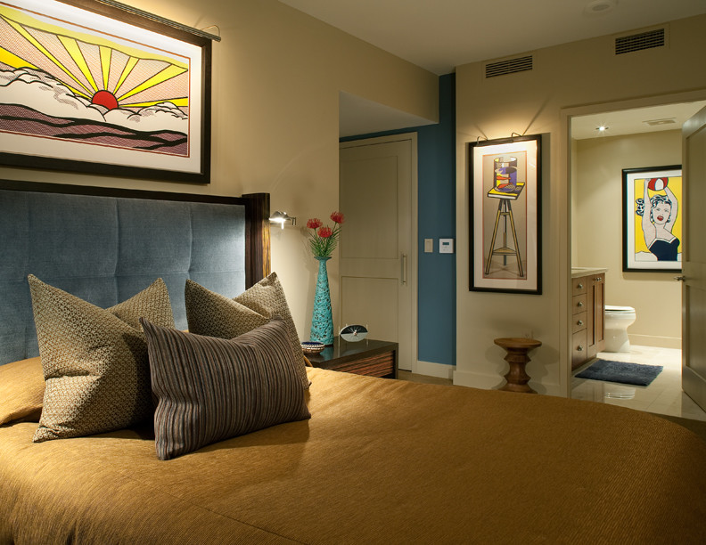 Mittelgroßes Modernes Hauptschlafzimmer mit beiger Wandfarbe, braunem Holzboden und Kamin in San Diego
