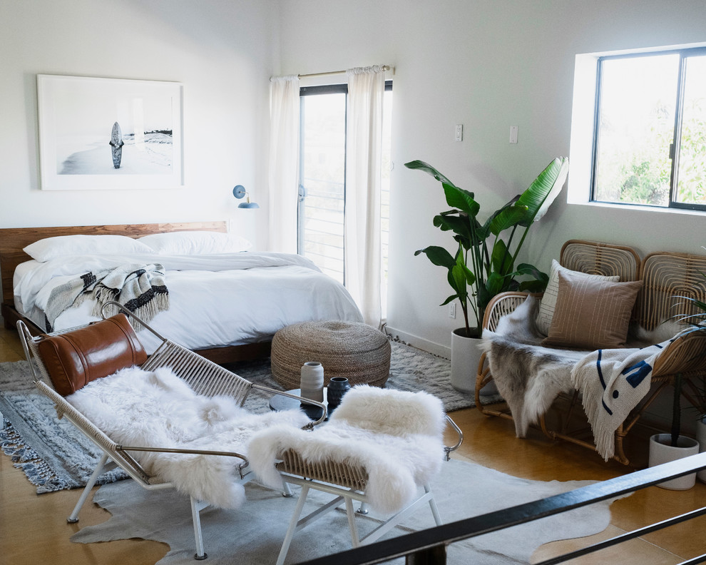 Mittelgroßes Maritimes Schlafzimmer ohne Kamin, im Loft-Style mit weißer Wandfarbe, braunem Holzboden und braunem Boden in Los Angeles