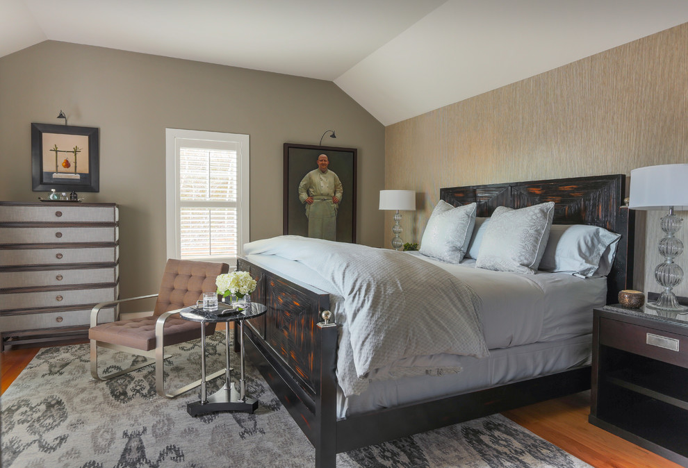 Ejemplo de dormitorio principal tradicional renovado grande con suelo de madera en tonos medios y paredes grises
