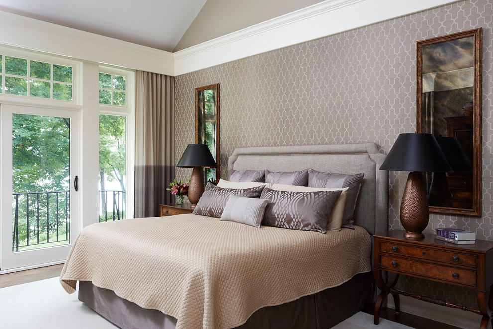 Стильный дизайн: хозяйская спальня в классическом стиле с разноцветными стенами - последний тренд
