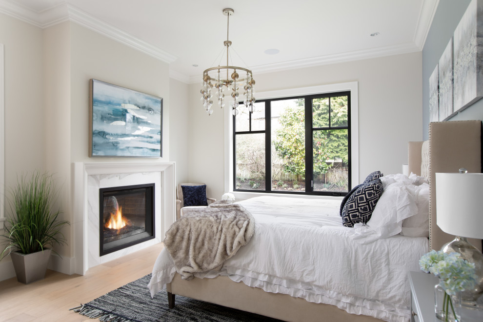 バンクーバーにある広いトランジショナルスタイルのおしゃれな主寝室 (ベージュの壁、淡色無垢フローリング、標準型暖炉、漆喰の暖炉まわり、ベージュの床) のレイアウト