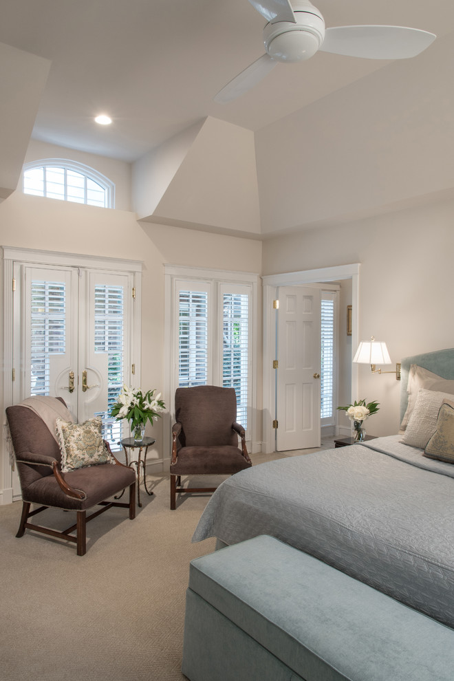 На фото: хозяйская спальня среднего размера в классическом стиле с белыми стенами и ковровым покрытием без камина с