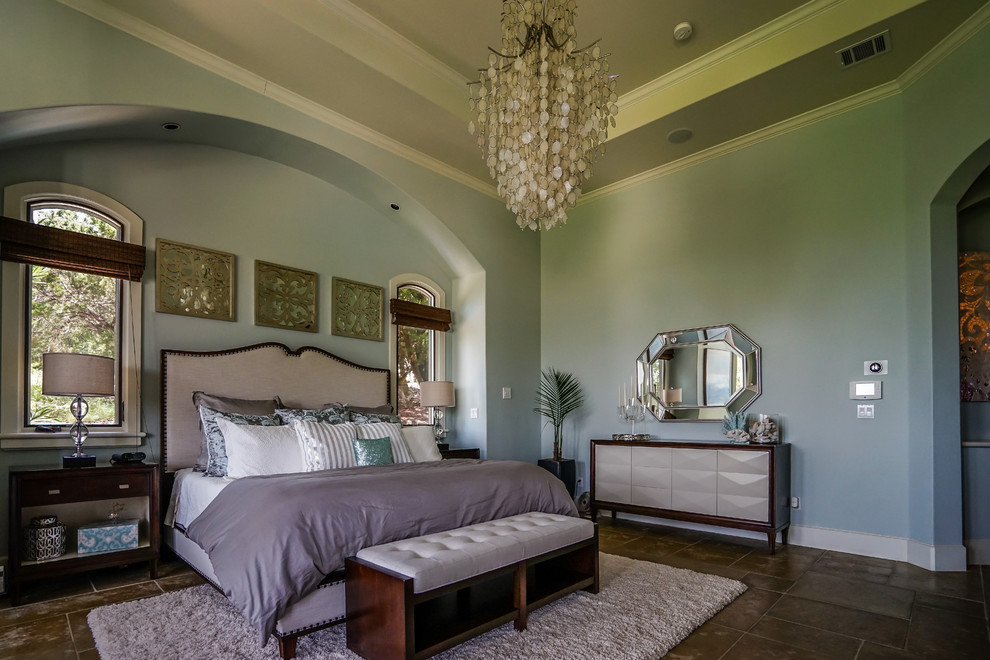 オースティンにあるトランジショナルスタイルのおしゃれな寝室 (緑の壁)
