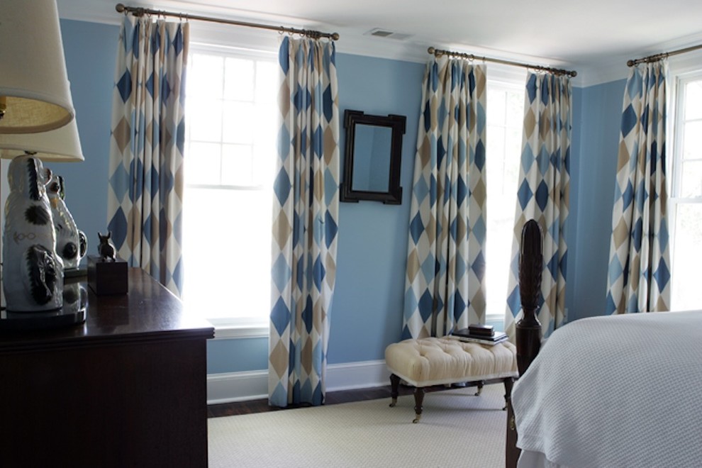 Cette photo montre une grande chambre chic avec un mur bleu et aucune cheminée.