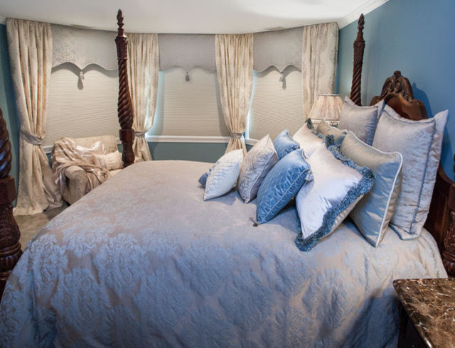 Пример оригинального дизайна: хозяйская спальня среднего размера в классическом стиле с синими стенами, ковровым покрытием и бежевым полом без камина