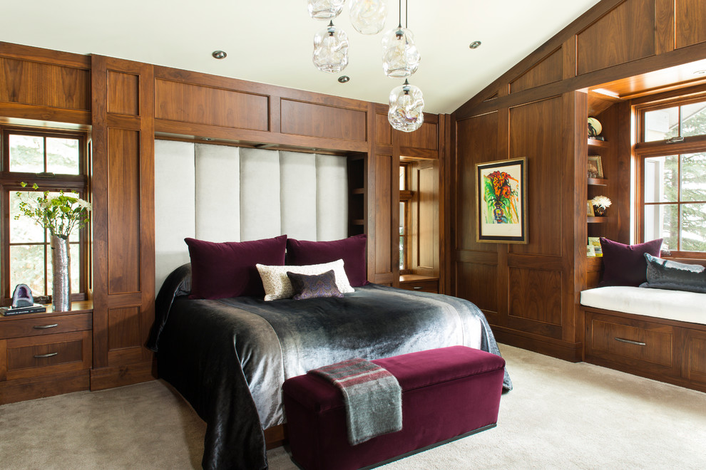 На фото: хозяйская спальня в стиле неоклассика (современная классика) с коричневыми стенами, ковровым покрытием и бежевым полом