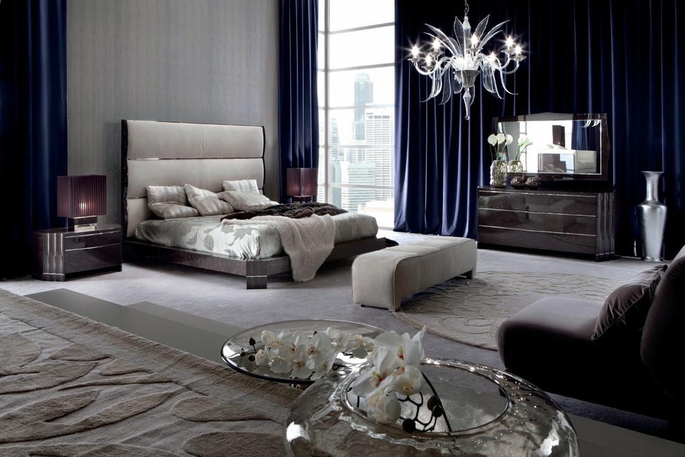 Свежая идея для дизайна: большая хозяйская спальня в классическом стиле с серыми стенами и ковровым покрытием - отличное фото интерьера