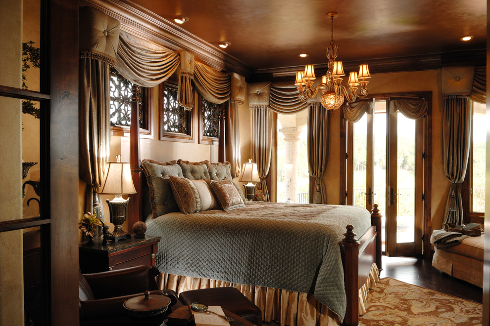 Свежая идея для дизайна: большая гостевая спальня (комната для гостей) в классическом стиле с коричневыми стенами, ковровым покрытием, стандартным камином и фасадом камина из камня - отличное фото интерьера