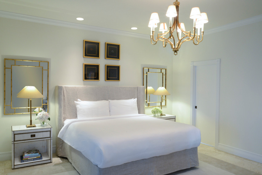 マイアミにある中くらいなトランジショナルスタイルのおしゃれな主寝室 (白い壁、トラバーチンの床、暖炉なし)